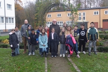 Die Kinder mit Religionslehrer Maurice Radauscher (links) und Franziskaner Bruder Michael vor dem Franziskanergymnasium Kreuzburg